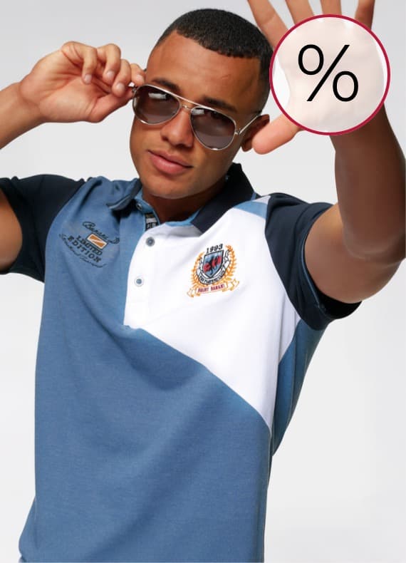 Prozentzeichen im Kreis – Person in kurzärmligem Poloshirt hebt eine Hand Richtung Kamera