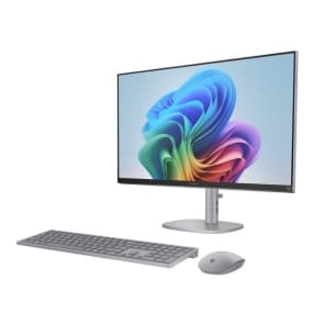 Computer-Setup mit Monitor, Tastatur und Maus vor einem weißen Hintergrund