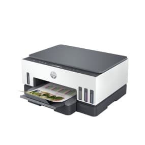 Moderner Drucker druckt ein farbiges Dokument, Vorderansicht mit Papierfach geöffnet.