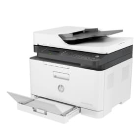 Multifunktionsdrucker mit offenem Papierfach und Bedienfeld, HP-Logo auf der Vorderseite.