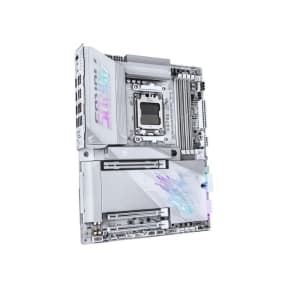 Silbernes Motherboard mit RGB-Beleuchtung und mehreren PCIe-Steckplätzen.