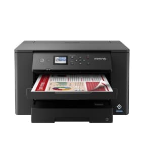 Schwarzer Epson-Drucker druckt ein farbiges Dokument, Display und Bedienelemente sichtbar.