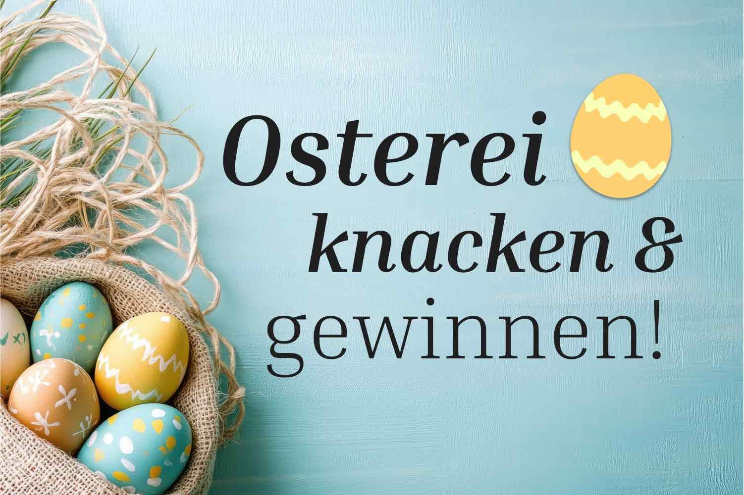 Osterei knacken & gewinnen – bunte Ostereier in einem Jutesack auf hellblauem Hintergrund