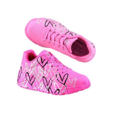 Pinke Sneaker mit weißen und schwarzen Herzmustern, ein Schuh von der Seite, der andere von oben zu sehen