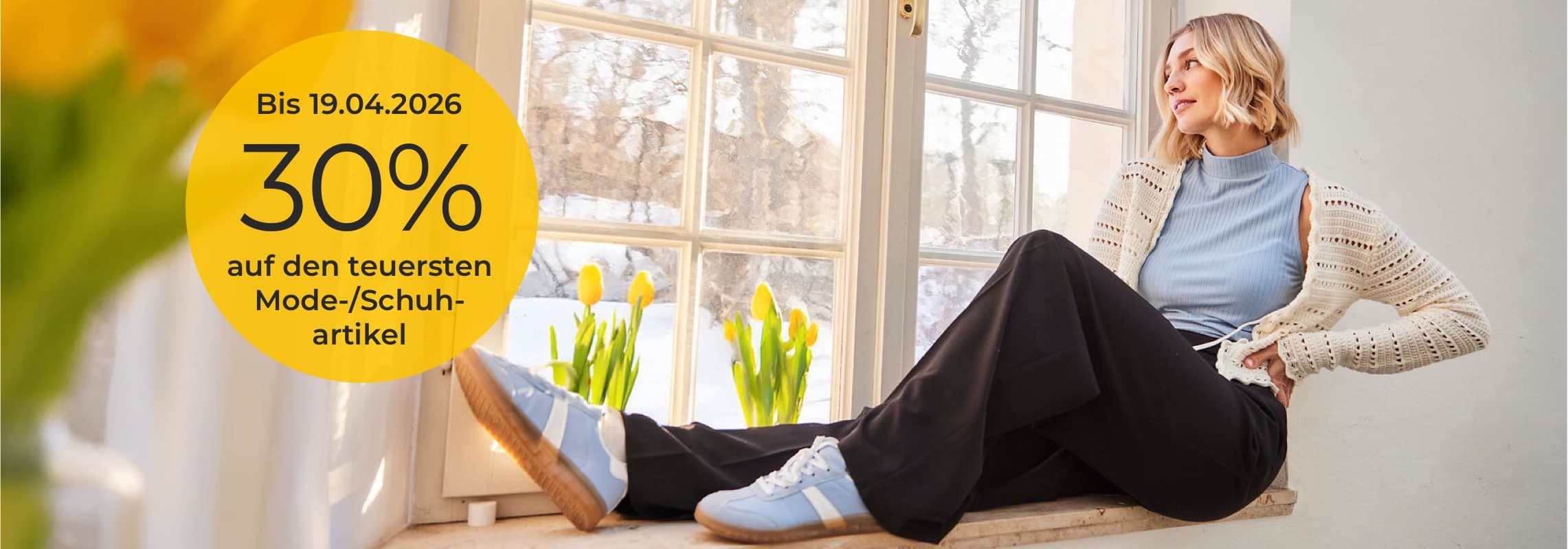 Bis 19.04.2026 30 % auf den teuersten Mode-/Schuhartikel – Person sitzt entspannt im Fenster mit Tulpen im Hintergrund