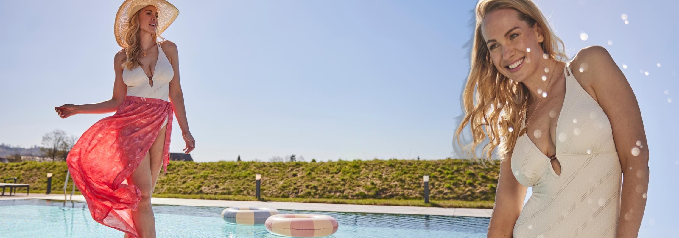 Frau im hellen Badeanzug am Pool, einmal nah und einmal ganz, mit wehendem roten Wickelrock und Sonnenhut