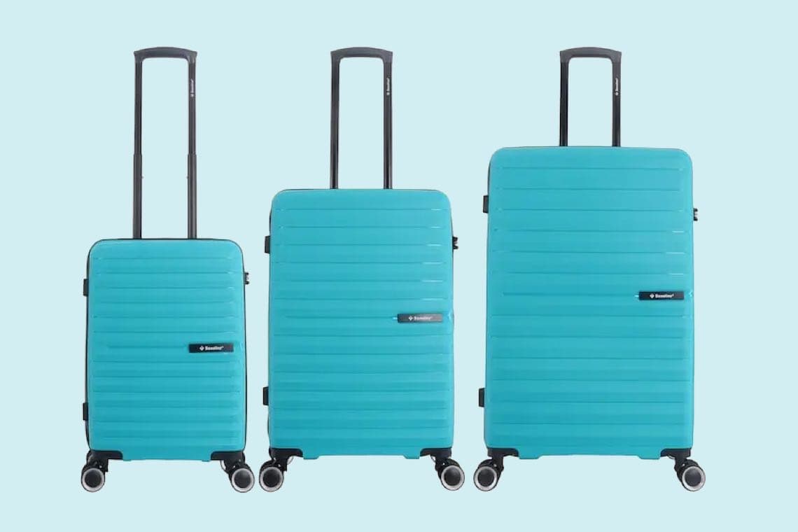 Drei türkisfarbene Trolleys in verschiedenen Größen mit ausgezogenen Griffen vor hellblauem Hintergrund