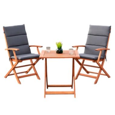 Balkonset mit zwei klappbaren Hochlehner-Stühlen mit grauen Polstern und passendem rechteckigem Tisch, dekoriert mit Pflanze