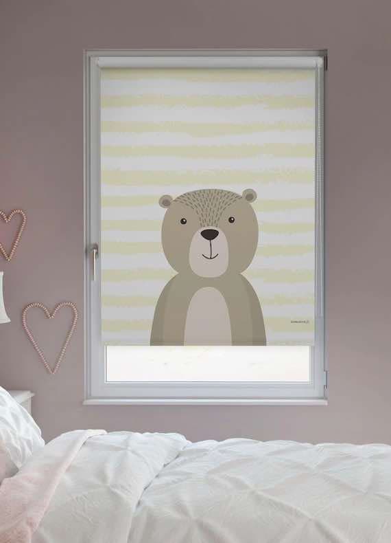 Kinderzimmer mit Fensterrollo, auf dem ein großer Bär vor hell gestreiften Hintergrund abgebildet ist