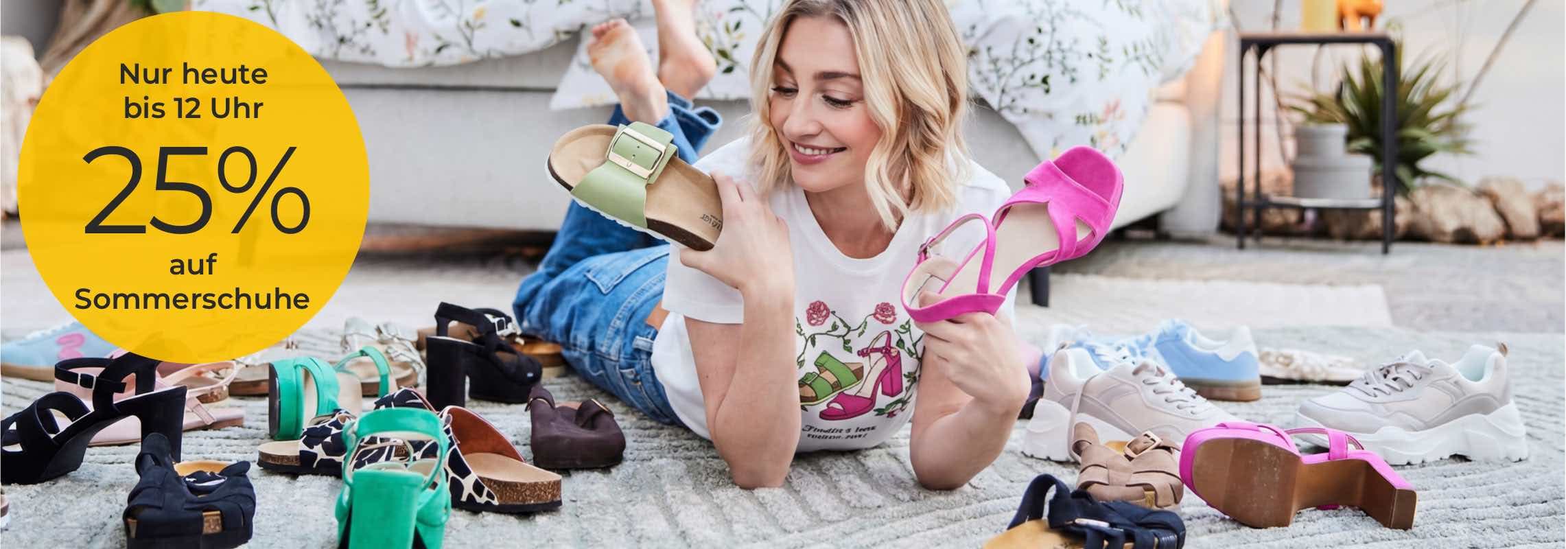 Nur heute bis 12 Uhr 25 % auf Sommerschuhe – Person liegt auf Teppich und hält zwei bunte Sandalen zwischen vielen Schuhen