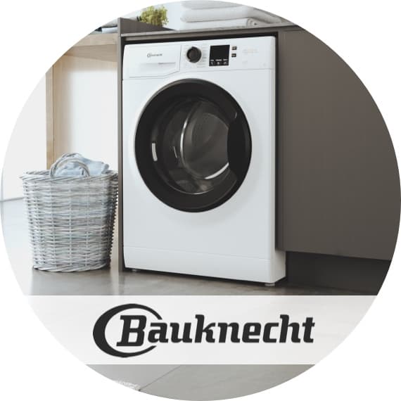 Bauknecht – Frontlader-Waschmaschine neben Wäschekorb in moderner Waschküche