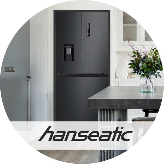 hanseatic – schwarzer Side-by-Side-Kühlschrank mit Wasserspender in moderner Küche neben Kücheninsel