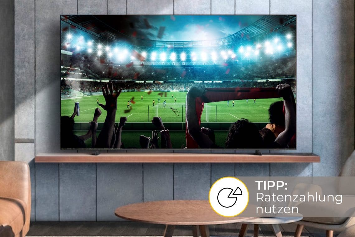 TIPP: Ratenzahlung nutzen – Fernseher zeigt Fußballstadion, Fans jubeln vor dem Spielfeld