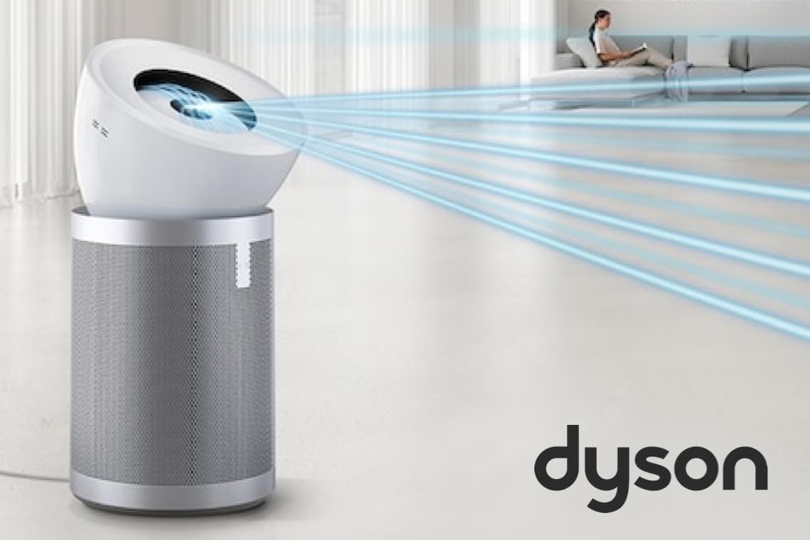 Dyson Luftreiniger bläst blaue Luftströme durch helles Wohnzimmer zu Person auf Sofa