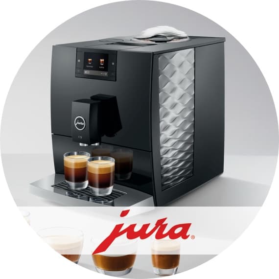 Jura Kaffeevollautomat brüht zwei Espressi in Glasbechern, unten rotes Jura Logo vor weiteren Kaffeegläsern