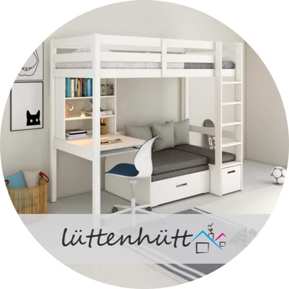 Kinderzimmer mit weißem Hochbett, darunter Schreibtisch, Regal, Ecksofa mit Schubladen und Drehstuhl, Logo lüttenhütt vorne