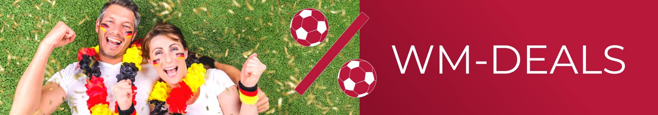 WM-Deals – zwei jubelnde Fußballfans mit Deutschland-Schmuck liegen auf Rasen, daneben Prozentzeichen mit Bällen