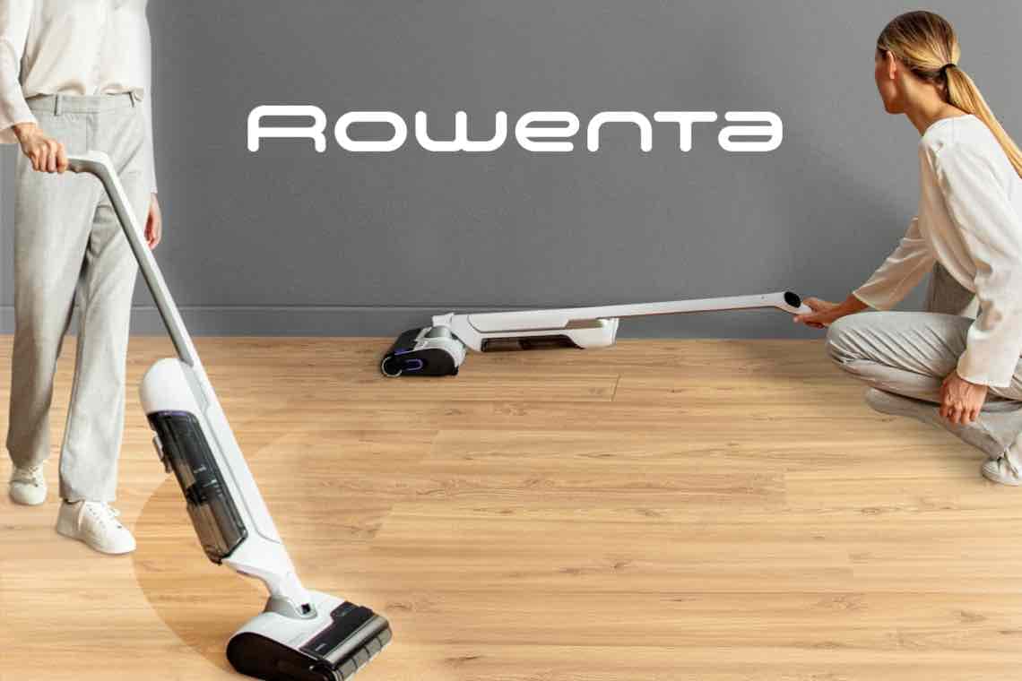 Rowenta – zwei Personen reinigen hellen Holzboden mit weißem Akkusauger, eine stehend, eine kniend am Boden