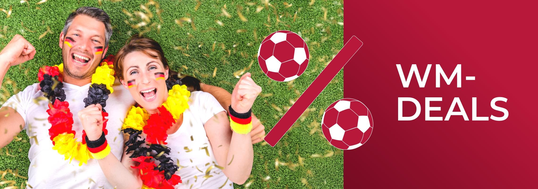 WM-Deals – zwei Fans mit Deutschlandketten jubeln auf Rasen, daneben Prozentzeichen mit Fußballmotiven