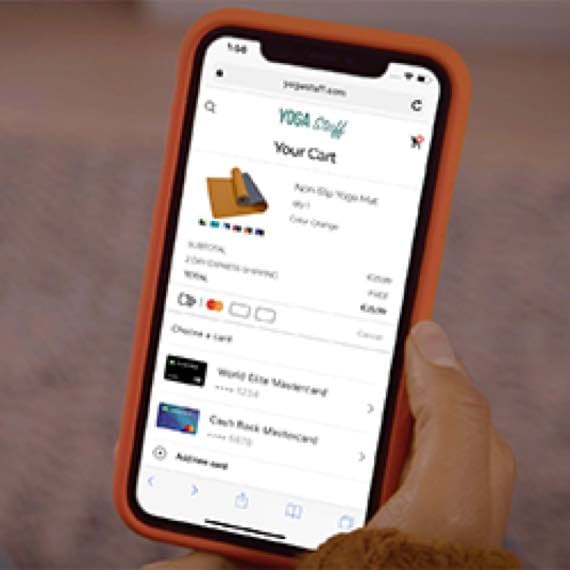 Your Cart bei YOGA Stuff – Hand hält Smartphone mit geöffneter Warenkorbseite für eine Yogamatte