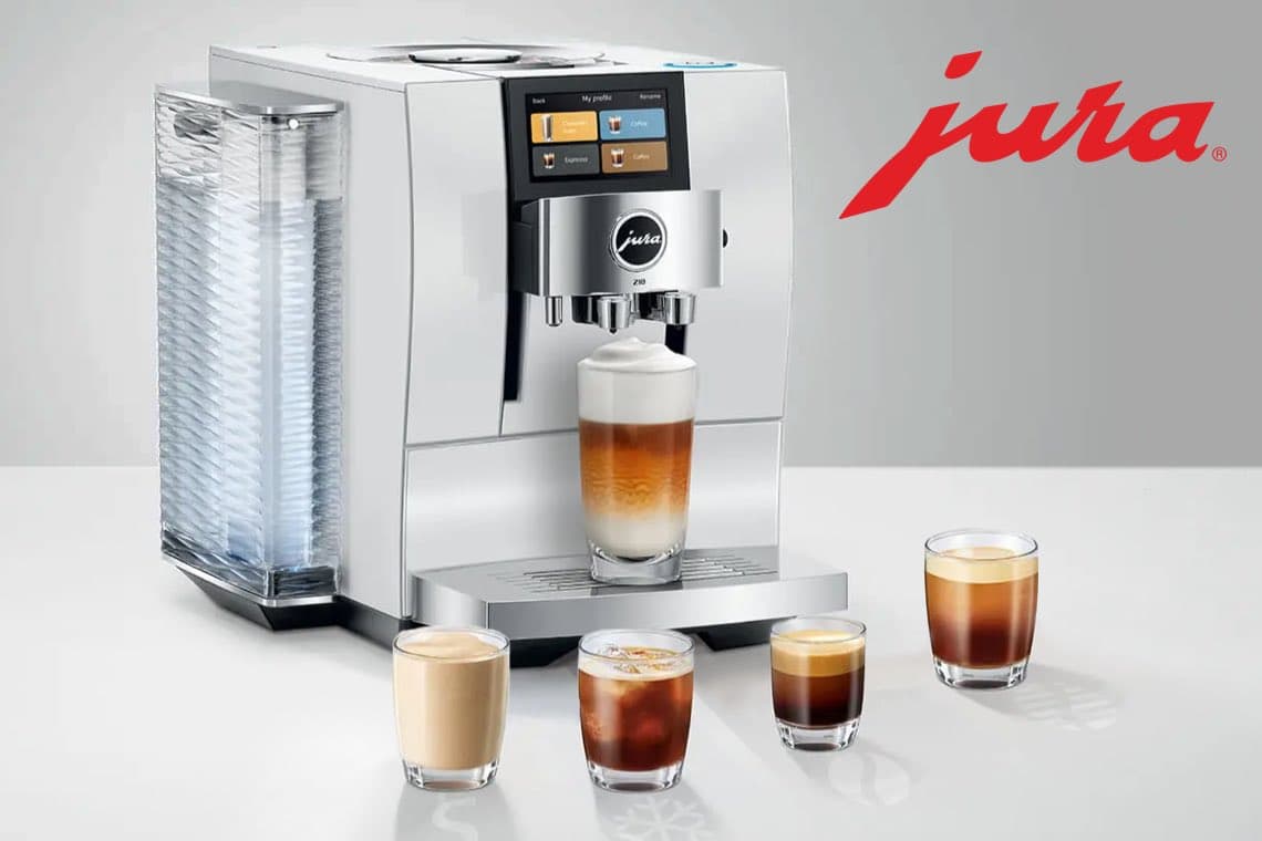 Jura Kaffeevollautomat mit Display, bereitet Latte Macchiato zu, vier verschiedene Kaffees in Gläsern davor