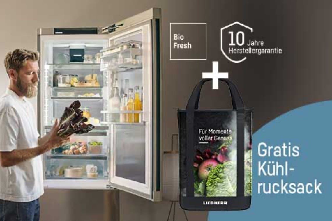 Gratis Kühlrucksack – Person räumt Gemüse in offenen LIEBHERR-Kühlschrank, daneben schwarzer Kühlrucksack mit Gemüsemotiv
