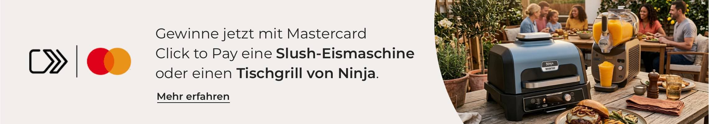 Gewinne mit Mastercard Click to Pay eine Slush-Eismaschine oder einen Tischgrill von Ninja – mehr erfahren – Familie frühstückt im Garten mit Geräten auf dem Tisch