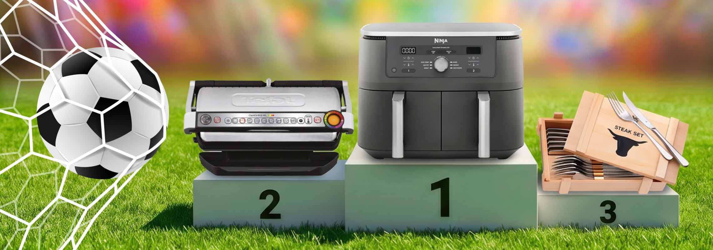 Fußball im Netz, daneben Siegerpodest mit Heißluftfritteuse auf Platz 1, Kontaktgrill auf 2 und Steakbesteck-Set auf 3