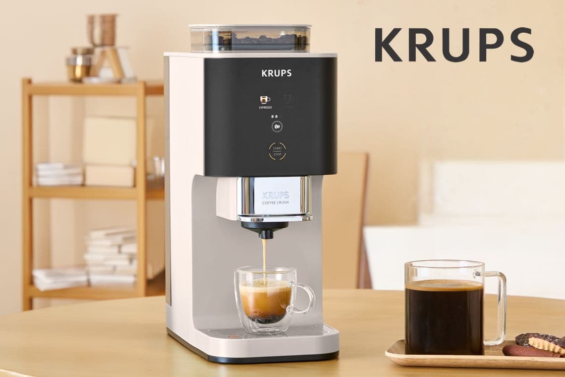 Krups Espressomaschine, stimmungsvolle Aufnahme mit Keksen und Tasse