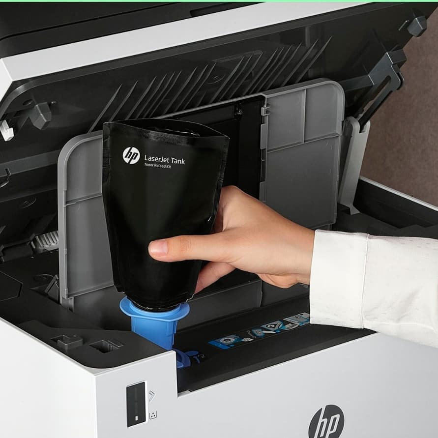 Hand füllt HP LaserJet Tank Toner-Nachfüllbeutel in geöffneten HP-Drucker ein