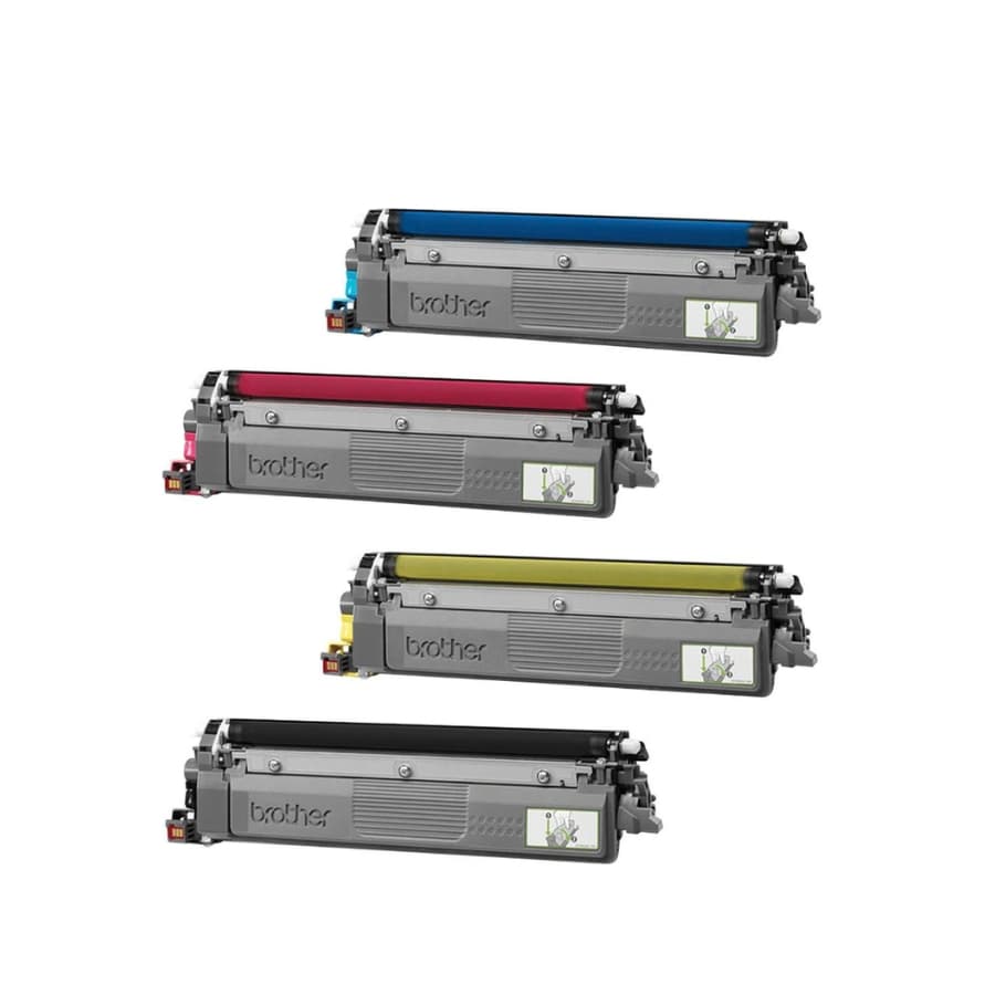 Vier Brother-Toner in Blau, Magenta, Gelb und Schwarz liegen versetzt nebeneinander auf weißem Hintergrund
