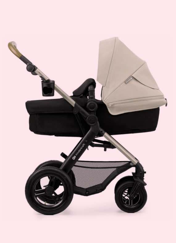 Seitliche Ansicht eines Kinderwagens mit hellem Verdeck, schwarzer Babywanne und großem Korb unter dem Sitz
