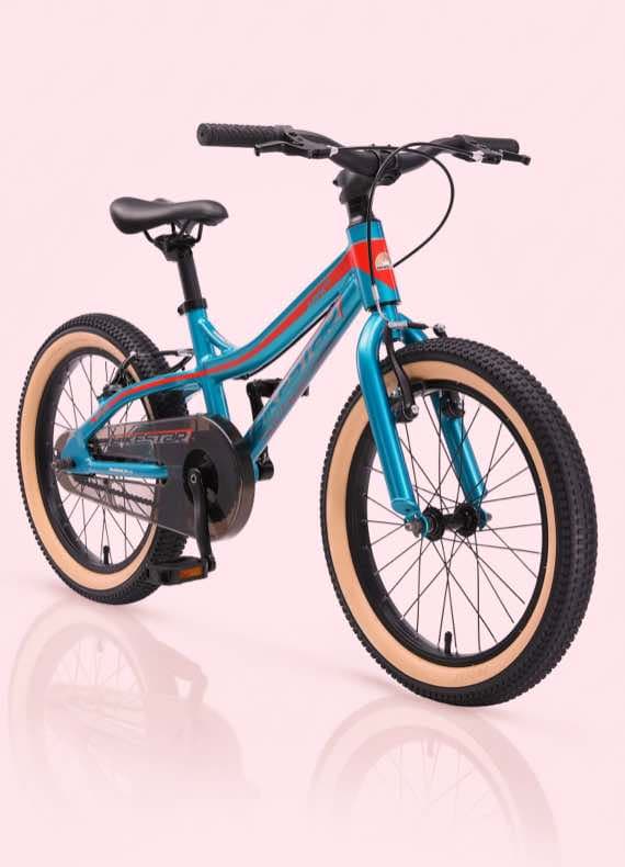Blaues Kinderfahrrad mit roten Akzenten und dicken Reifen, seitlich vor rosa Hintergrund fotografiert
