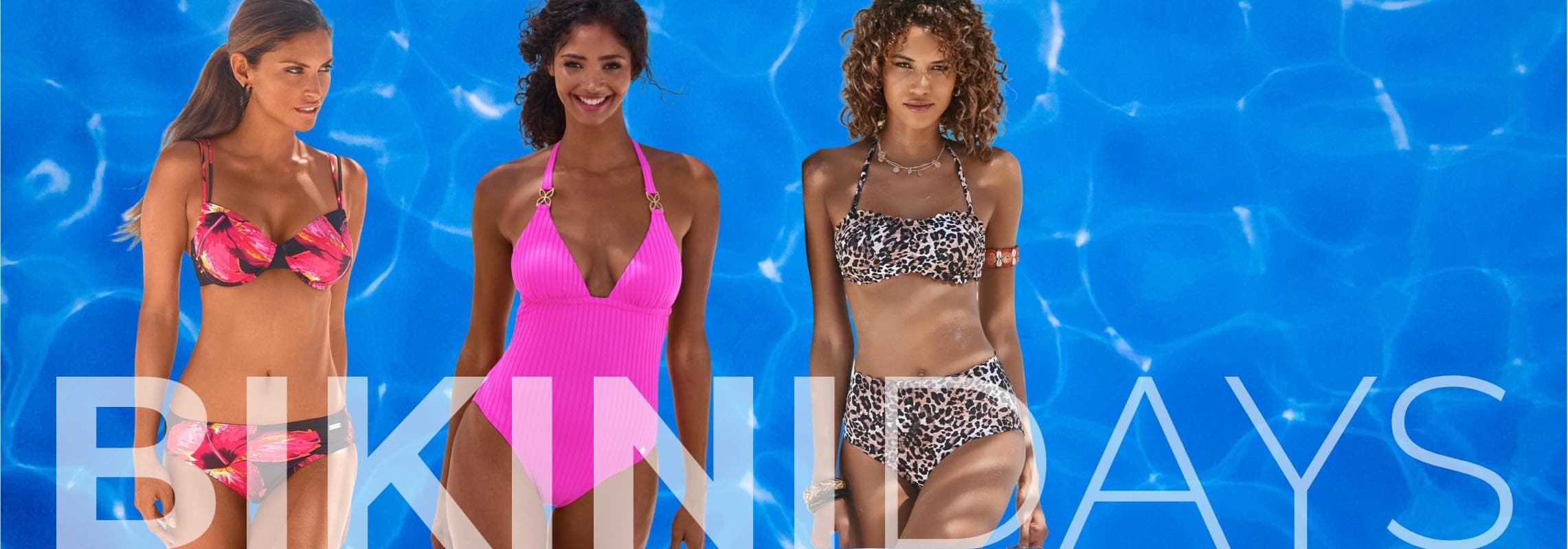 BIKINIDAYS – drei Frauen in bunten Bikinis und Badeanzug stehen vor blauem Poolwasser