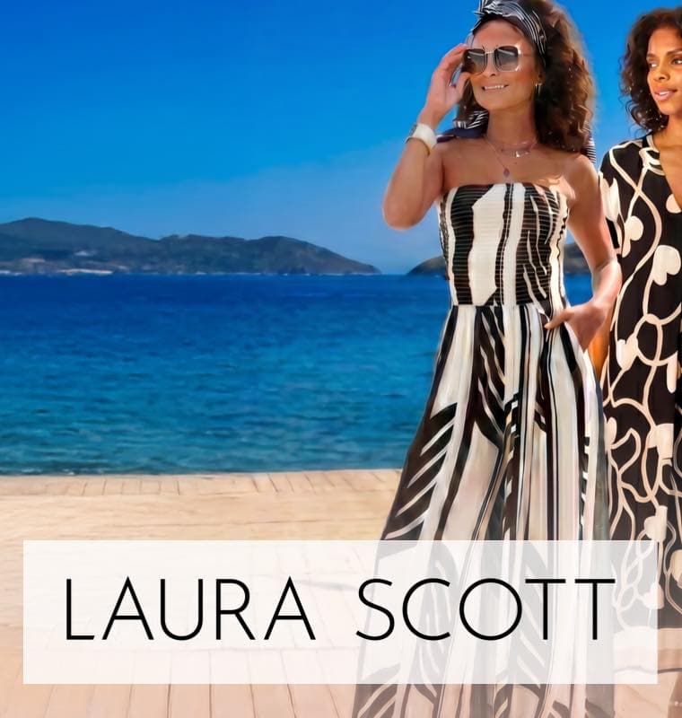 LAURA SCOTT – Frau im gestreiften Sommerkleid mit Sonnenbrille steht auf Holzsteg vor blauem Meer