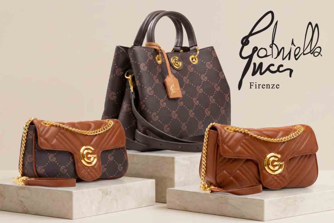 Gabriella Inca Firenze – drei braun gemusterte Handtaschen mit G-Logo und Kette auf Podesten nebeneinander arrangiert