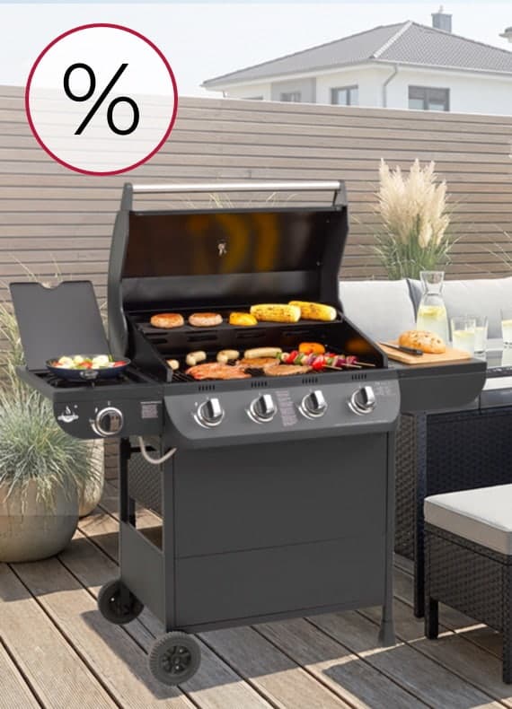 Prozentzeichen für Angebot – Gasgrill auf Terrasse mit offenem Deckel, Würstchen, Maiskolben und Spießen auf dem Rost