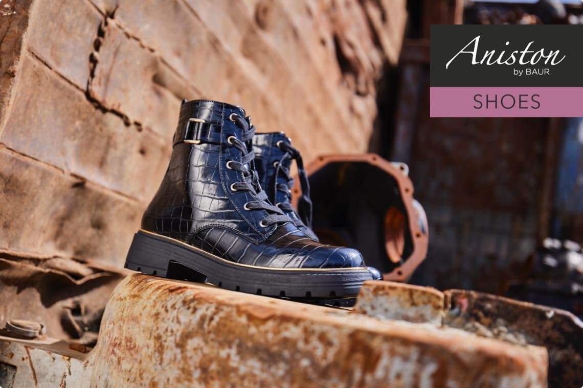Aniston by Baur Shoes – dunkelblauer Schnürstiefel mit Profilsohle auf rostigem Metall im Industriehintergrund