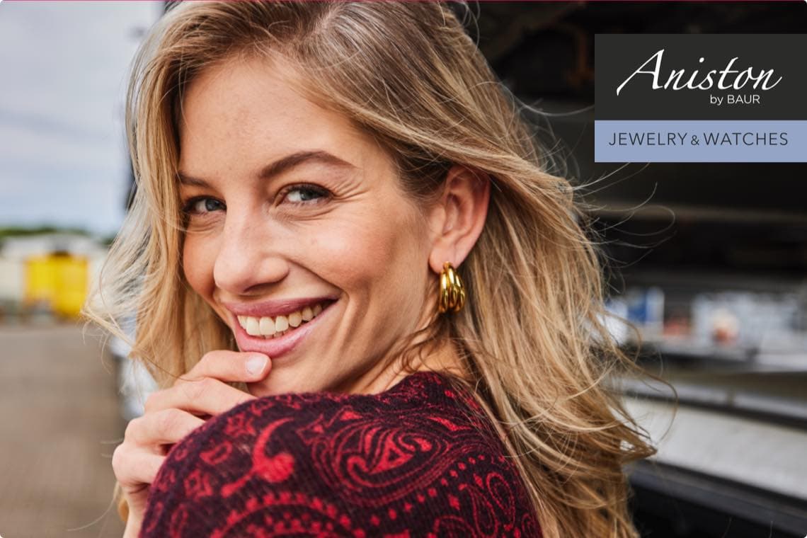 Aniston by BAUR Jewelry & Watches – Frau mit goldfarbenen Creolen blickt über die Schulter in die Kamera