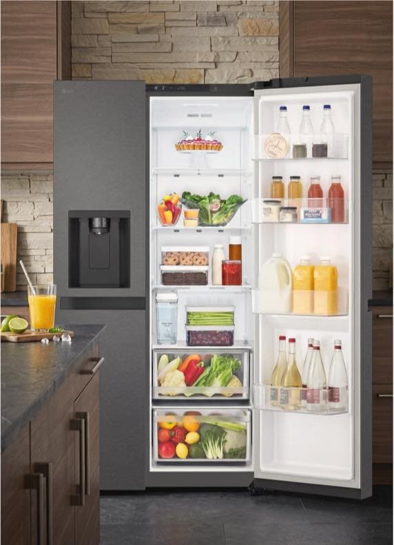 Offener Side-by-Side-Kühlschrank in moderner Küche, gefüllt mit Obst, Gemüse, Getränken und Vorratsdosen
