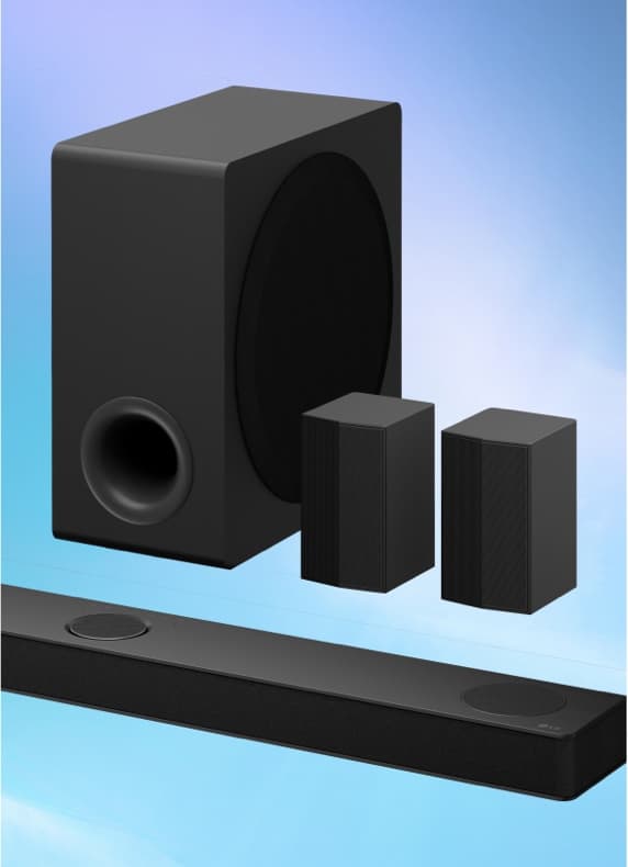 Schwarzes Heimkino-Set mit Soundbar, großem Subwoofer und zwei kompakten Lautsprechern vor blauem Hintergrund
