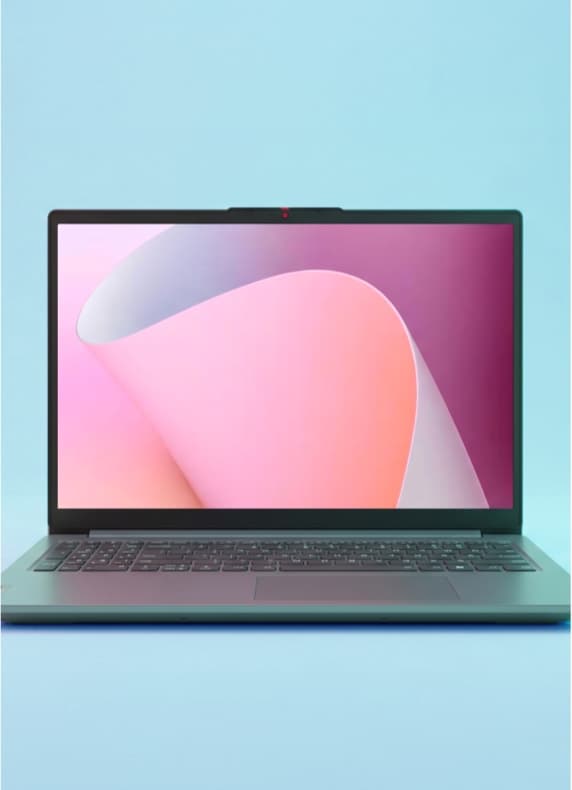 Offener Laptop vor blauem Hintergrund, Display zeigt abstraktes rosa Farbmotiv