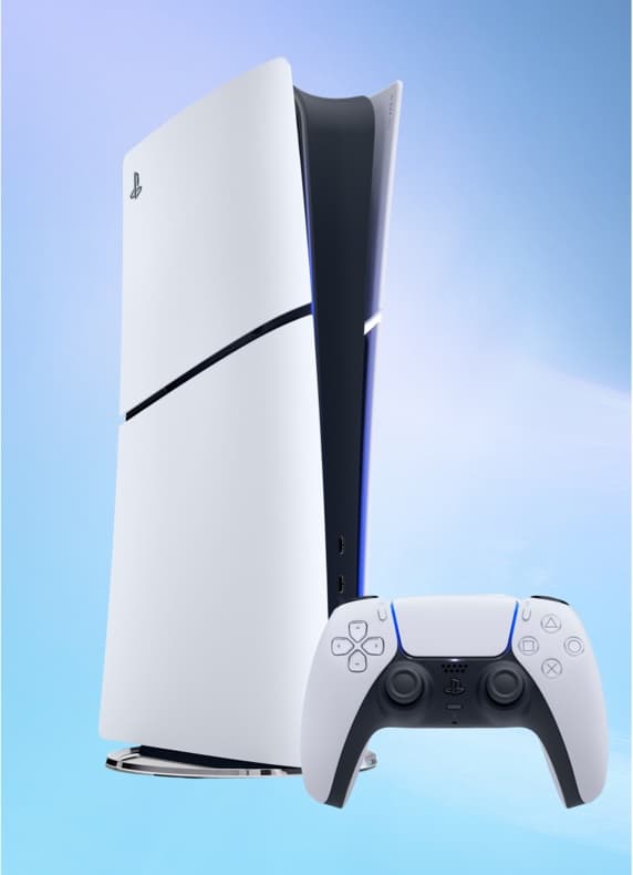 PlayStation 5 Konsole steht vor blauem Hintergrund, davor liegt ein passender Controller