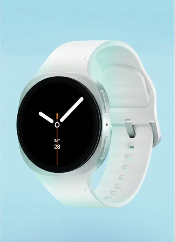 Runde Smartwatch mit weißem Armband, schwarzem Zifferblatt und analoger Anzeige vor hellblauem Hintergrund