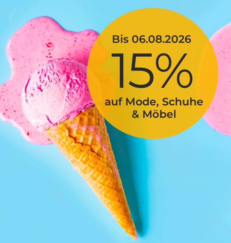 03.08.2026 bis 06.08.2026 15 % auf Mode, Schuhe & Möbel – schmelzendes Erdbeereis in Waffel auf hellblauem Hintergrund