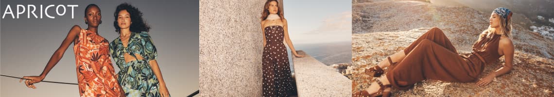 APRICOT – drei Frauen in langen Sommerkleidern posieren im Freien vor Himmel, Steinwand und Felslandschaft