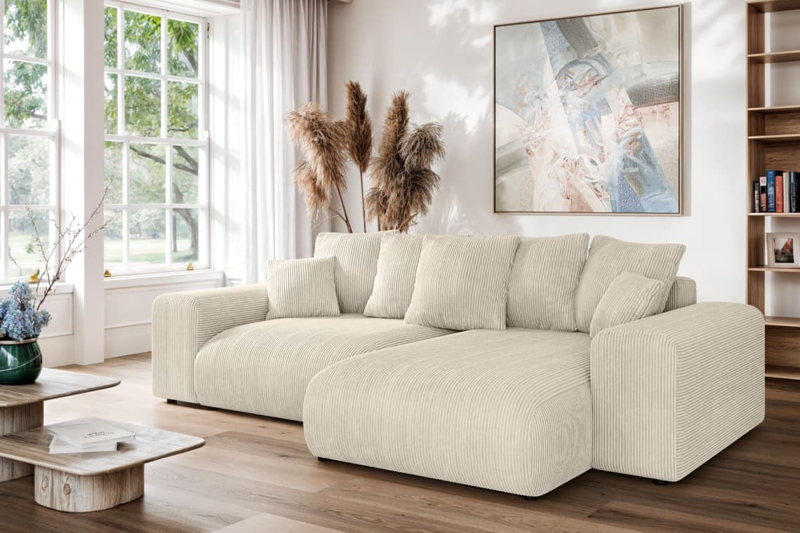 Helles Ecksofa mit breiter Recamiere in modernem Wohnzimmer vor großen Fenstern, Bild und Deko im Hintergrund