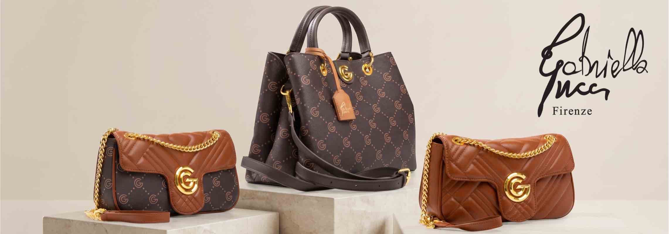 Gabriella Gucci Firenze – drei braun gemusterte Handtaschen mit goldenen Ketten und G-Logo auf hellem Podest