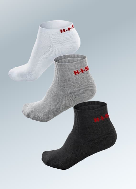 Drei kurze Socken in Weiß, Grau und Schwarz mit rotem H.I.S Schriftzug am Schaft vor hellem Hintergrund