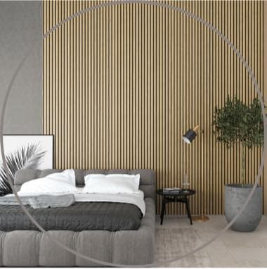 Modernes Schlafzimmer mit grauem Bett vor Holzlamellenwand, Nachttisch mit Lampe und großem Pflanzenkübel rechts